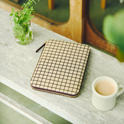 Cubierta para agenda Taut Zipped (Café au Lait Plaid) — A5 Cousin Size — foto 1