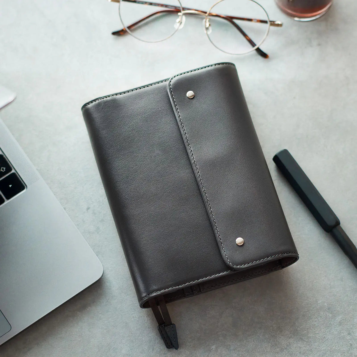 Cubierta para agenda Leather — Charcoal Gray — A6 Original Size — foto 1