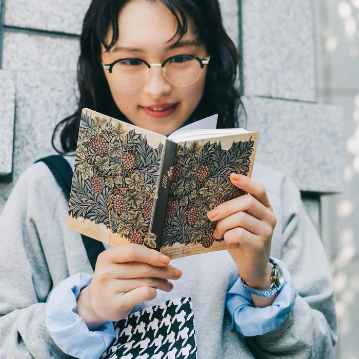 Agenda V&A Series — Vine — HON / Tamaño A6 / Diaria / Edición en inglés o japonés / Inicio en enero / Inicio en lunes — foto 2