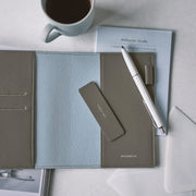 Cubierta para agenda Leather — Taut (Gris y Azul Claro) — Tamaño Original A6 — foto 2