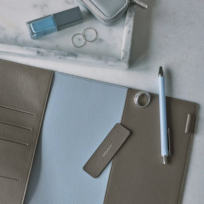 Cubierta para agenda Leather — Taut (Gris y Azul Claro) — Tamaño A5 Cousin — foto 2