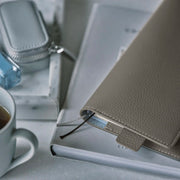 Cubierta para agenda Weeks Leather — Taut (Gris y Azul Claro) — foto 3
