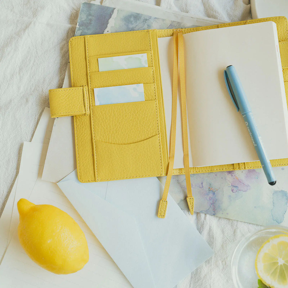 Cubierta para agenda Leather — Brilliant Yellow — A6 Original Size — foto 3