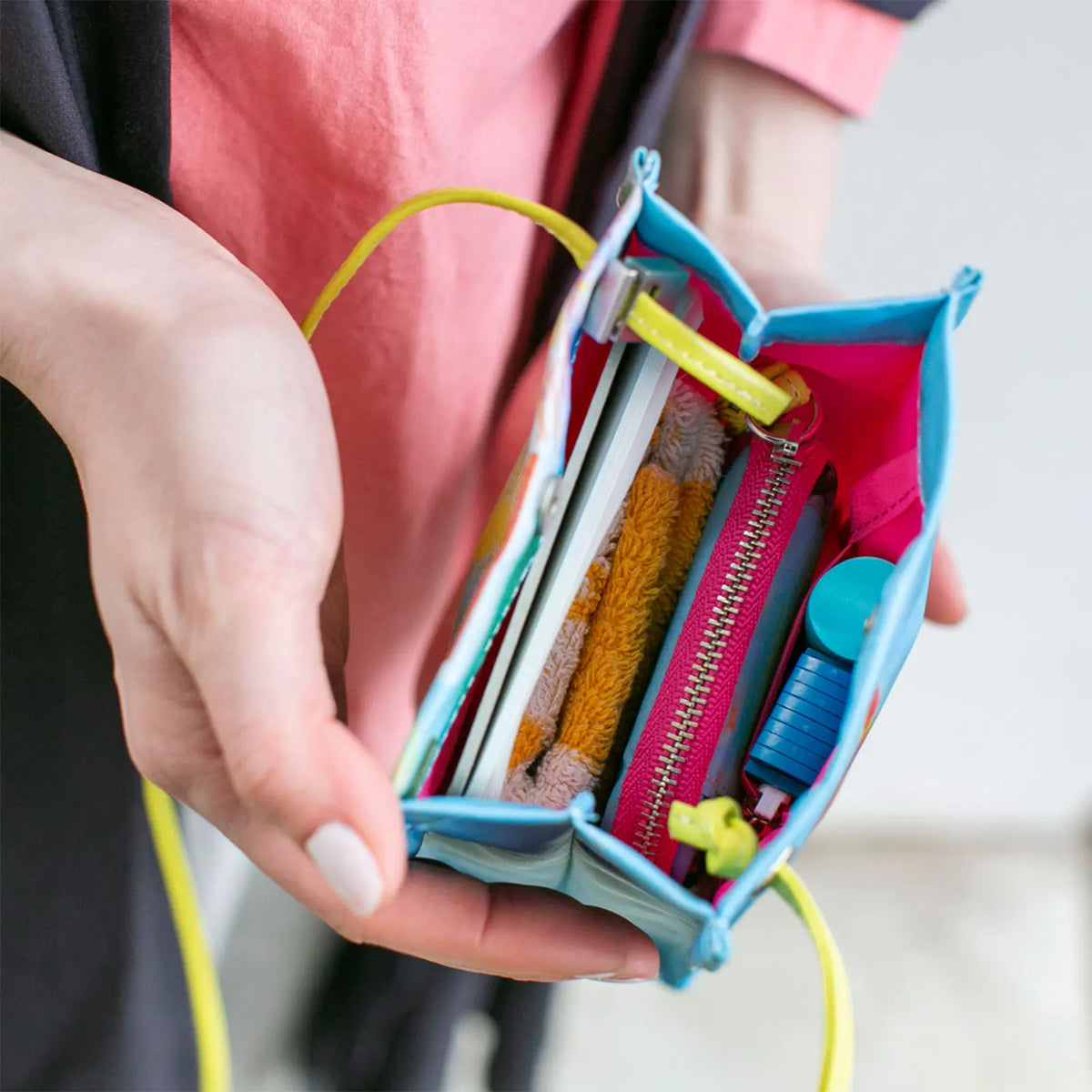 Organizador Ryoji Arai — I’ll listen to you anytime, says the donkey. — Drawer Pouch Dangle — foto 3