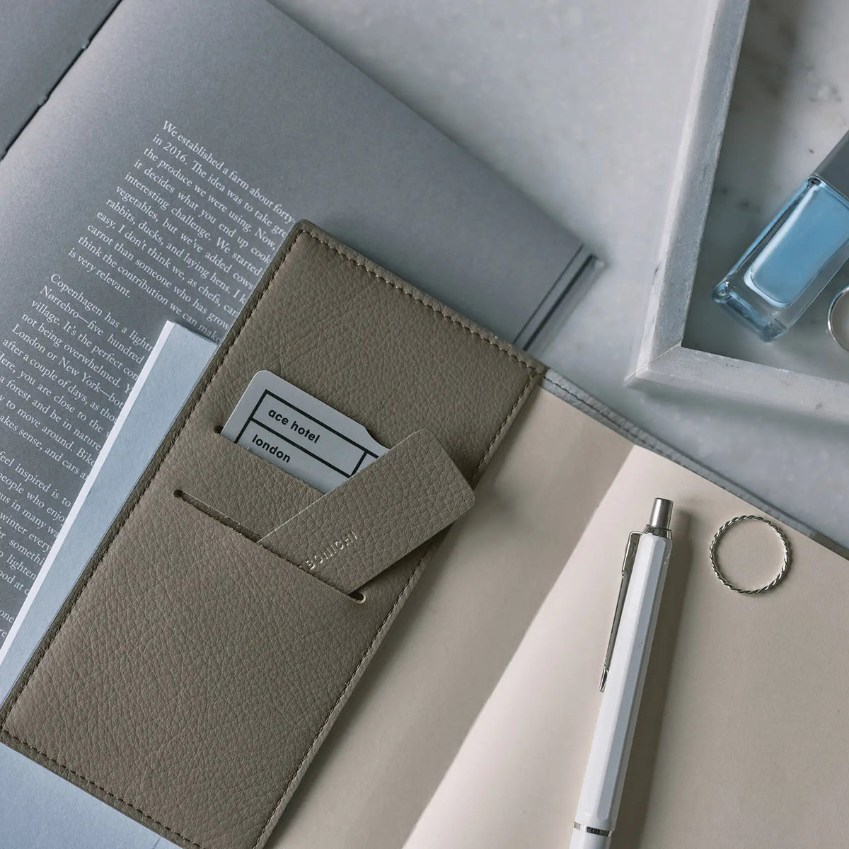 Cubierta para agenda Leather — Taut (Gris y Azul Claro) — Tamaño Original A6 — foto 4