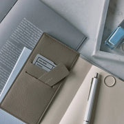 Cubierta para agenda Leather — Taut (Gris y Azul Claro) — Tamaño Original A6 — foto 4